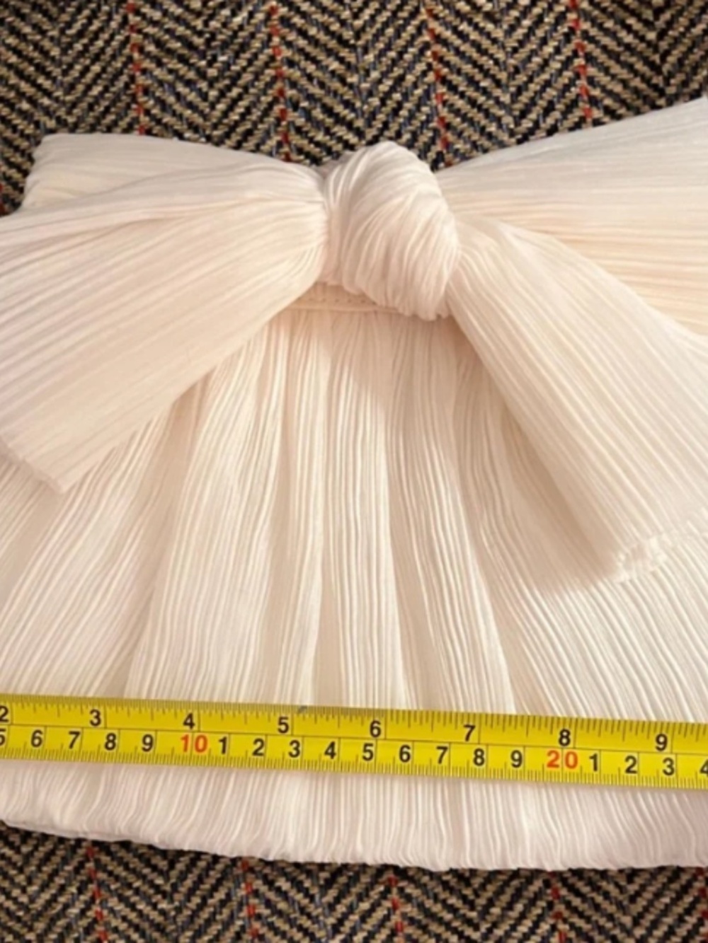 BRAND NEW Loeffler Randall
Rayne Small Pleated Bow Frame Clutch - Picture 4 of 8